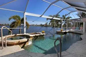 Stunning Views! Electric & solar heated pool & spa on Gulf-access canal - Villa Laguna - Bokeelia