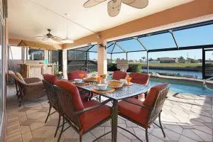 Spacious electric-heated pool home on Gulf-access canal with bikes - Villa Joan - 马特里查