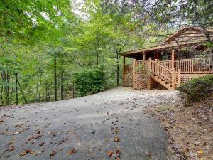 1BR log cabin- cozy, hot tub, in Gatlinburg