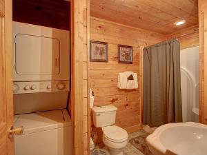 1BR log cabin- cozy, hot tub, in Gatlinburg