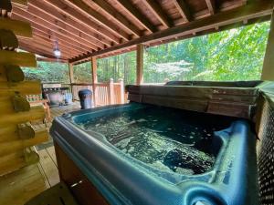 Coziest dog friendly cabin-hot tub & king bed! Close to downtown Gatlinburg!
