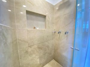 Hermoso Aparta Suite en Crespo a 5 minutos caminando del aeropuerto primera línea Mar