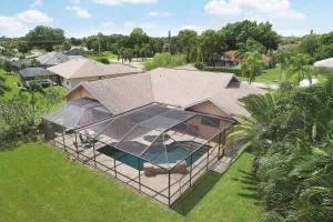New lanai! Electric-heated pool home with spa in quiet neighborhood - Villa Milano - Waterway Estates