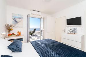 One-Bedroom Apartment with Terrace and Sea View room in Apartments and Room Lora