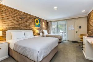 Golden Square Motor Inn