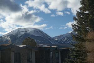 Pool and Hot Tubs, Beautiful Views, Lake Dillon Location