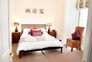 Elegant New Town Georgian city centre flat