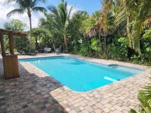 Thumb Point Oasis w Heated Pool walk to beach - Cortez Estates
