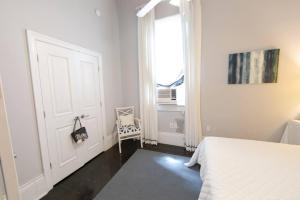 Marais Victorian - Steps to French Qtr