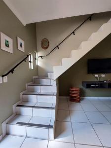 Excelente Apartamento - 2 Suítes com Ar Condicionado em Maranduba