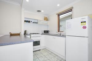 Coastal Oasis Charming Retreat Steps from Rye Beach - Dundas 4