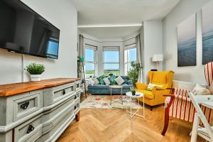 Bright Apt Steps From the Beach - Dunluce Park 3