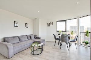 New Stylish City Apartment free parking sleeps 5 or 6