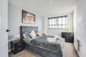 New Stylish City Apartment free parking sleeps 5 or 6