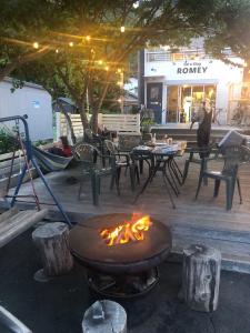 海と山に囲まれた静かな港町の オーシャンビュー 個室ゲストハウスEat&Stay ROMEY