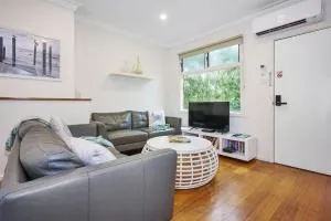 Coastal Oasis Charming Retreat Steps from Rye Beach - Dundas One - Rye