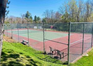 2 bedroom condo with pool close to beach & skiing