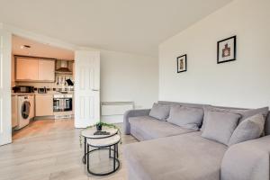 New Stylish City Apartment free parking sleeps 5 or 6