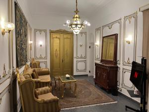 Timeless Classic 3BR Apt in Downtown - Mint 8