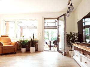 Haus Meereswind Esens, Wintergarten mit Kamin