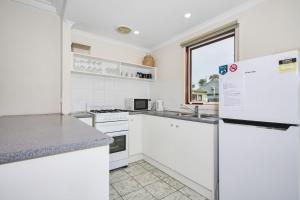 Coastal Oasis Charming Retreat Steps from Rye Beach - Dundas 2