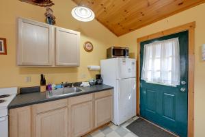 Pet-Friendly Smoky Mountain Cabin Hunt and Fish!