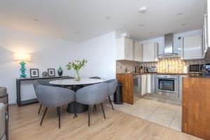Elegant Mayfair Apartment 5