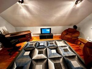 Stylish Detroit 3 bedroom 4 bed office bar