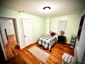 Stylish Detroit 3 bedroom 4 bed office bar