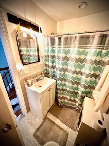 Stylish Detroit 3 bedroom 4 bed office bar