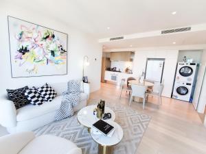 Top CBD Skyline Luxury Apartments 2 Beds or 3 Beds, 2 Baths, Free Parking