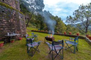 StayVista at Gulmohar Estate - 5BR Luxury House in Kasauli with Bonfire, BBQ & Lawn