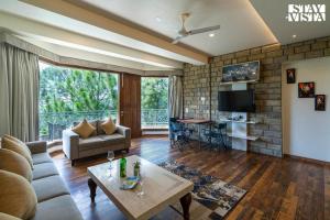 StayVista at Gulmohar Estate - 5BR Luxury House in Kasauli with Bonfire, BBQ & Lawn