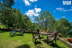 StayVista at Gulmohar Estate - Luxury Hill Stay, Kasauli