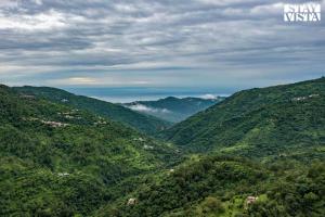 StayVista at Gulmohar Estate - 5BR Luxury House in Kasauli with Bonfire, BBQ & Lawn