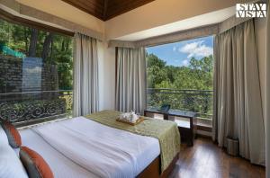 StayVista at Gulmohar Estate - 5BR Luxury House in Kasauli with Bonfire, BBQ & Lawn