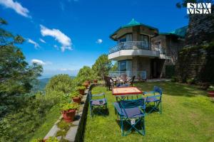 StayVista at Gulmohar Estate - Luxury Hill Stay, Kasauli