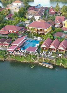 Exterior view, Golden Hotel Dondet in Muang Khong