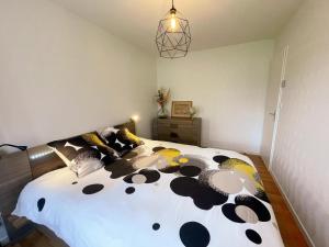 Maisons de vacances Gite avec SPA et sauna dans le Val de Loire - FR-1-381-607 : photos des chambres