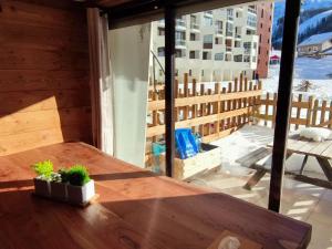 Studio chaleureux aux pieds des pistes avec terrasse - FR-1-292-225