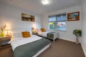 B1 Airport Haven - Free Parking & Modern Serenity