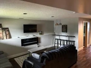 Pincher Peaks Suite-30 minutes from Ski Hills - Claresholm