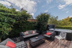 2BR Stay with Fireplace Hot Tub BBQ - Tasman