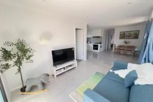 A2 Airport 2BR Haven - Garden & Parking - Perth