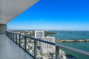 POSH Ocean View Penthouse - Heated Pool, Gym, Office! 10mins Beach