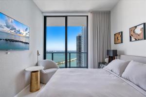 POSH Ocean View Penthouse - Heated Pool, Gym, Office! 10mins Beach