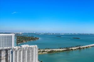 POSH Ocean View Penthouse - Heated Pool, Gym, Office! 10mins Beach