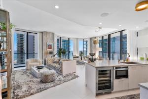 POSH Ocean View Penthouse - Heated Pool, Gym, Office! 10mins Beach