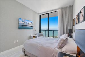 POSH Ocean View Penthouse - Heated Pool, Gym, Office! 10mins Beach