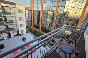 Resort style 1 King and Twin Apt w Gym Pool Hot Tub